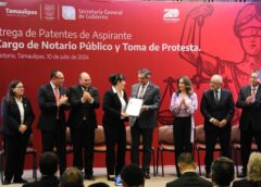 Entrega Américo patentes de aspirante a notarios públicos