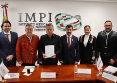 *Impulsa Tamaulipas protección de la Cuera Tamaulipeca como Indicación Geográfica*Octubre 15 de 2025Ciudad de México.- El Gobierno de Tamaulipas que preside Américo Villarreal Anaya entregó la solicitud de Declaración de Protección para la Indicación Geográfica de la Cuera Tamaulipeca, al director general del Instituto Mexicano de la Propiedad Industrial (IMPI), Santiago Nieto Castillo.El titular de Turismo destacó que este acto representa mucho más que un trámite administrativo, un reconocimiento al valor cultural, histórico y simbólico de una prenda que ha trascendido generaciones, que se ha convertido en identidad colectiva y que nos distingue con orgullo ante México y el mundo.“La Cuera Tamaulipeca no solo es una obra de arte confeccionada con destreza y paciencia; es un emblema del carácter fuerte, noble y trabajador de nuestra gente”, explicó.Señaló que contar con la Indicación Geográfica, permitirá proteger la autenticidad de esta prenda, fortalecer la economía de las familias artesanas y asegurar que el nombre de la Cuera Tamaulipeca sea sinónimo de calidad, origen y orgullo regional para defender lo nuestro.“Integraremos a la Cuera Tamaulipeca como un símbolo central de nuestras campañas de promoción turística, en ferias, exposiciones y plataformas digitales, mostrando al país y al mundo la calidad, creatividad y autenticidad de nuestro estado”, refirió.“En Tamaulipas, bajo el liderazgo del gobernador, trabajamos todos los días para fortalecer nuestra identidad, reconstruir el tejido social y promover un desarrollo sostenible basado en la cultura, la creatividad y la dignidad del trabajo artesanal”.Durante el evento, el secretario de Turismo de Tamaulipas, Benjamín Hernández Rodríguez, estuvo acompañado de Ninfa Cantú Deándar, secretaria de Economía; René Lara Cisneros, presidente municipal de Tula y Damaso Anaya Alvarado, rector de la Universidad Autónoma de Tamaulipas  (UAT).Por último, señaló que la Cuera Tamaulipeca la han portado desde la presidenta Claudia Scheinbaum, Pedro Infante, Plácido Domingo, los papas Juan Pablo II y Benedicto, Saúl “El Canelo” Álvarez, Julio César Chávez , la reina Sofía, el rey Juan Carlos de España, así como por Alberto y Carolina de Mónaco, entre otras personalidades más.                *    *   *