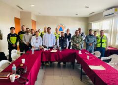 *Autoridades de Tamaulipas refuerzan coordinación preventiva ante incremento en los niveles del río Pánuco*Octubre 14 de 2025Tampico, Tamaulipas.- Con el propósito de proteger a la población y anticipar posibles riesgos por el incremento en los niveles del río Pánuco, autoridades federales, estatales y municipales sostuvieron una reunión de coordinación interinstitucional, derivada del monitoreo constante que realiza la Comisión Nacional del Agua (CONAGUA) en la región sur de Tamaulipas.Durante el encuentro, se analizaron los reportes técnicos más recientes sobre los Niveles de Agua Máximos Observados (NAMO) y se revisaron los protocolos de actuación para garantizar una respuesta oportuna en caso de presentarse una contingencia.La sesión fue encabezada por Luis Gerardo González de la Fuente, quien subrayó la importancia de mantener comunicación directa y permanente entre las dependencias competentes, así como de actualizar los diagnósticos sobre riesgos y afectaciones ante un eventual desbordamiento.Por su parte, Pablo Mota Montes, jefe de brigada del Programa de Atención a Emergencias (PIAE) de la CONAGUA, presentó un informe técnico detallado sobre la topografía del río y el comportamiento de sus niveles, con base en datos meteorológicos obtenidos en las estaciones de Tamuín, Las Adjuntas, Pánuco y Tampico.En la reunión participaron también los titulares de Protección Civil de Tampico, Ciudad Madero y Altamira, así como representantes de la Secretaría de Marina y la Guardia Nacional, quienes refrendaron su compromiso de sumar esfuerzos para prevenir riesgos y salvaguardar a la población.Las autoridades acordaron reforzar las acciones de vigilancia y comunicación preventiva, especialmente en las zonas ribereñas, a fin de actuar con oportunidad ante cualquier incremento significativo en los niveles del cauce.Se exhorta a las familias que habitan cerca de ríos, canales o cuerpos de agua a priorizar su seguridad, resguardar sus bienes y, en caso necesario, ubicar con anticipación los albergues temporales habilitados por Protección Civil.Asimismo, se invita a la ciudadanía a mantenerse informada únicamente a través de los canales oficiales de comunicación y atender las recomendaciones emitidas por las autoridades estatales y municipales.              *    *   *