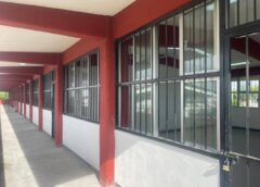 *Impulsa Gobierno de Tamaulipas infraestructura educativa con 772 obras*Octubre 14 de 2025Ciudad Victoria, Tamaulipas.- De octubre del 2022 a la fecha, el Gobierno que encabeza el doctor Américo Villarreal Anaya, ha ejecutado un total de 772 obras a través del Instituto Tamaulipeco de Infraestructura Física Educativa (ITIFE), de las cuales, más de 460 se concentran en los municipios de mayor población con una inversión superior a los 740 millones de pesos.El titular del ITIFE, Sergio Oliverio Castillo Sagástegui refirió que son Reynosa, Nuevo Laredo, Matamoros, Tampico, Altamira, Madero y Victoria, las ciudades donde se ha destinado mayor recurso para fortalecer los planteles educativos.“Estas acciones reflejan el compromiso del Gobierno del Estado con el bienestar y la formación de las nuevas generaciones, a través del trabajo coordinado de este Instituto, con las Secretarías de Obras Públicas y Educación, transformando los planteles escolares con una visión humanista, priorizando la equidad y el acceso a una formación educativa de calidad para todas y todos los tamaulipecos,”, expresó el servidor público.Con estos avances -dijo- el gobernador reafirma su compromiso con la transformación educativa, consolidando el esfuerzo conjunto entre sociedad y gobierno para garantizar espacios que inspiren el aprendizaje, la inclusión y el desarrollo integral de las y los estudiantes.               *   *   *