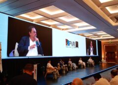 CONAGUA TIENE EL RETO DE ORDENAR Y REASIGNAR 535 MIL TÍTULOS DE CONCESIÓN DE AGUAS PARA ELIMINAR EL VITAL LÍQUIDO SE SIGA NEGOCIANDO Y SE USE COMO UNA MERCANCÍANACIONAL  abril 26, 2026CONCESIONARIOS CON EXCEDENTE DE AGUA, TENDRÁN QUE PAGAR ADEUDOSComo parte de las reformas a la Ley de Aguas Nacionales (2025), que modificó el artículo 27° Constitucional, se elimina el uso del agua como una mercancía que se pueda comercializar, por lo que hay 535 mil títulos de concesión que se tienen que regular, así como establecer mecanismos de vigilancia y denuncia, aseguró en entrevista, el director general del Organismo Lerma Santiago Pacífico, Gustavo Ernesto Figueroa Cuevas.Explicó que anteriormente con la ley de 1992, los agricultores obtenían su título de concesión para uso de aguas y la vendían a un industrial, al municipio o un inmobiliario y hacían negocio, porque al agricultor no se le cobraba, pero ellos sí la vendían.“Lo que pone énfasis la Ley es que el agua es propiedad de la nación y si tienes concesión es solo por determinado volumen de agua para sembrar y los municipios puedan otorgar a sus habitantes para determinados propósitos. Antes había cambios de uso y eso significaba hacer un mercado negro o clandestino y hacían grandes negocios con el agua” expresó Figueroa Cuevas.Esto hizo que el uso del agua se acaparara, porque incluso hay concesionarios que tienen derecho a gran cantidad de volumen que no utilizan, porque está distribuida injustamente, e incluso no han pagado por su cuota de garantía, esto es, un pago por el exceso de agua que no usan.“Muchas empresas no pagaban cuota de garantía, pero conservaban agua sin pagar sus derechos; ahora estamos llamando a las empresas para decirle: tú no has utilizado tal cantidad de agua y le debes a CONAGUA tantos millones de pesos, o pagas o la regresas para redistribuir y, en este caso hay empresas que deben 200 mdp” aseguró el director.Con el trabajo que tiene el organismo para ordenar y reasignar los títulos de concesión, se formará un fondo de agua para nuevos solicitantes, no sólo agrícolas, también inmobiliarios y municipales. Explicó se formará un comité que jerarquice las necesidades para redistribuir la concesión de agua a quien realmente la necesite y pueda tener acceso sin entrar al mercado negro.Lo anterior tras su participación en el panel sobre Beneficios y Retos de la Nueva Ley del Agua en Jalisco, organizado por la Cámara